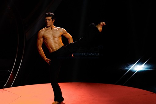 Roberto Bolle lascia senza fiato con il suo Bolero: l'étoile brilla sul palco del Festival di Sanremo Roberto Bolle lascia senza fiato con il suo Bolero: l'étoile brilla sul palco del Festival di Sanremo