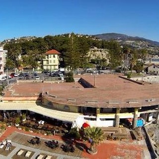Bordighera: senegalese fugge ad un controllo della Municipale e si getta in acqua, poi viene fermato