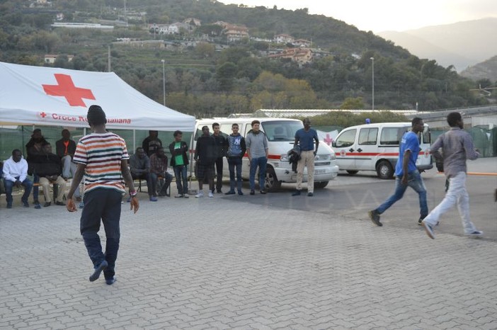 Ventimiglia: richiedente asilo del campo Roja positivo al Covid-19, l'Asl: "Tutti gli ospiti posti in isolamento domiciliare" Ventimiglia: richiedente asilo del campo Roja positivo al Covid-19, l'Asl: "Tutti gli ospiti posti in isolamento domiciliare"
