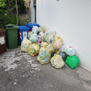 Sanremo: rifiuti sparsi in giro per la città, una nostra lettrice "Sarebbe meglio se i bidoni non fossero chiusi a chiave"