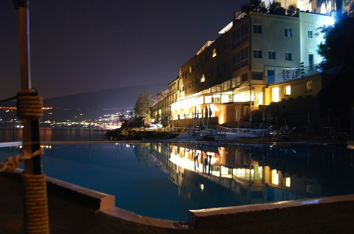 Buffet in spiaggia ed intrattenimento musicale con il Duo Talamo: ecco il Ferragosto dell'Hotel Le Rocce del Capo di Ospedaletti