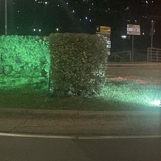 Giornata nazionale della bandiera: Camporosso illumina la rotonda del ponte dell'Amicizia di verde, bianco e rosso