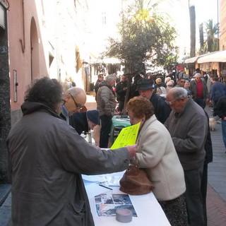 Imperia: è partita questa mattina la raccolta firme pro pedonalizzazione di via Cascione. Falciola: "E' andata molto meglio delle aspettative" Imperia: è partita questa mattina la raccolta firme pro pedonalizzazione di via Cascione. Falciola: "E' andata molto meglio delle aspettative"