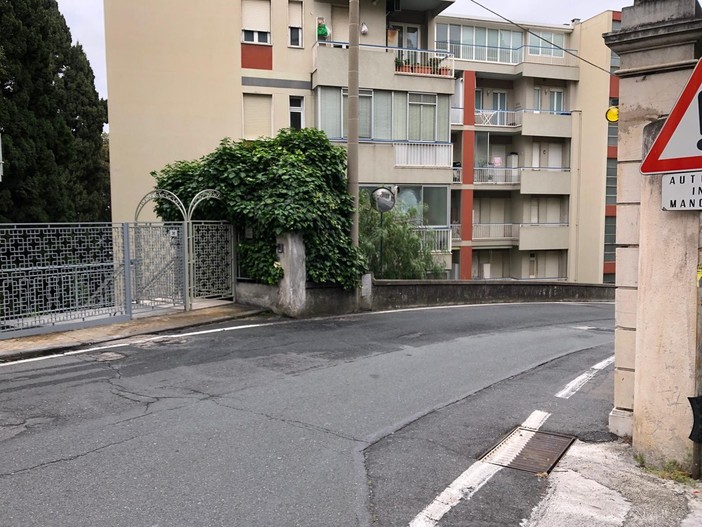 Sanremo: si rompe tubatura in via Duca degli Abruzzi, interrotta la distribuzione dell'acqua. Operai al lavoro