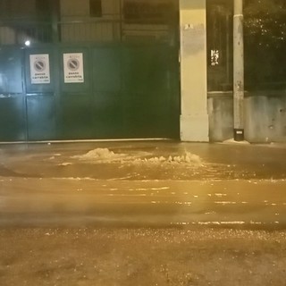 Imperia, ennesima rottura dell'acquedotto: esploso un tubo in via Foce (Video) Imperia, ennesima rottura dell'acquedotto: esploso un tubo in via Foce (Video)