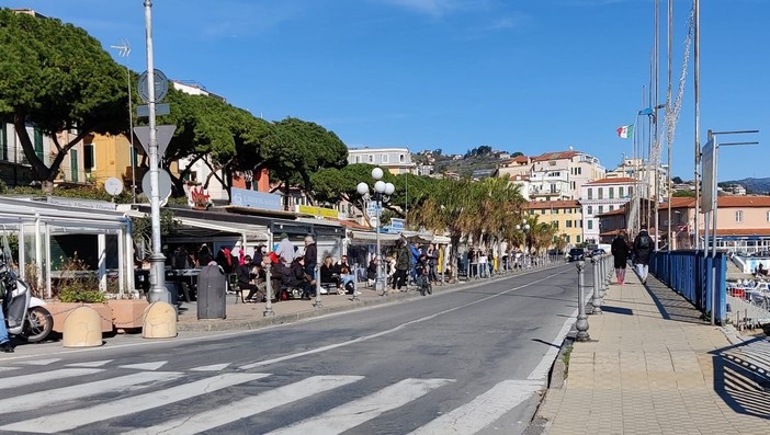 La notizia dei ristoranti aperti in Riviera fa il giro d’Italia: piovono insulti e qualcuno augura anche la morte ai liguri La notizia dei ristoranti aperti in Riviera fa il giro d’Italia: piovono insulti e qualcuno augura anche la morte ai liguri