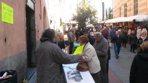 Imperia: è partita questa mattina la raccolta firme pro pedonalizzazione di via Cascione. Falciola: "E' andata molto meglio delle aspettative" Imperia: è partita questa mattina la raccolta firme pro pedonalizzazione di via Cascione. Falciola: "E' andata molto meglio delle aspettative"