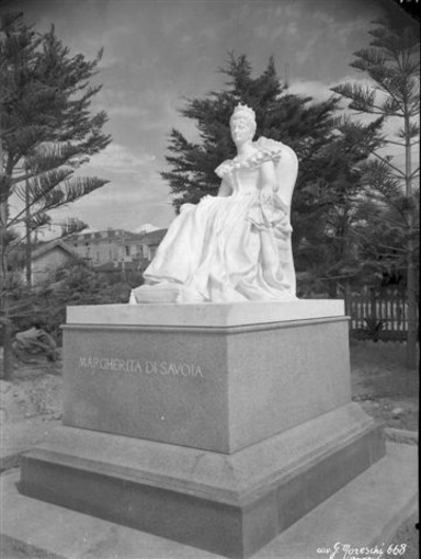 La foto del monumento della Regina, tratta dall'Archivio Moreschi