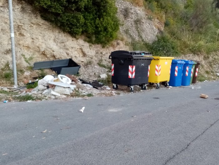 Ventimiglia, degrado e rifiuti in via alle Ville: "Siamo stufi, ce ne ricorderemo quando si andrà a votare" (foto) Ventimiglia, degrado e rifiuti in via alle Ville: "Siamo stufi, ce ne ricorderemo quando si andrà a votare" (foto)