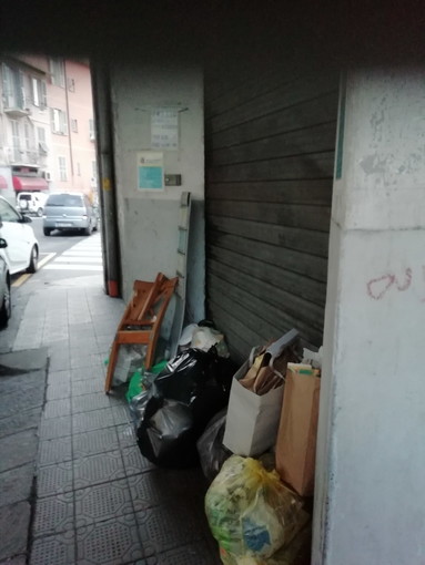 Sanremo: rifiuti depositati in orari non consentiti, le considerazioni di una residente Sanremo: rifiuti depositati in orari non consentiti, le considerazioni di una residente