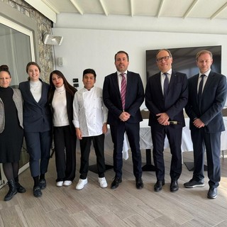 Ventimiglia: la 2a A dell’Istituto Val Nervia trionfa a “Ragazzi in Azienda”, primo premio al Salone Orientamenti