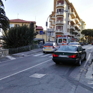 Sanremo: due ragazze investite da un'auto francese in via Padre Semeria, mobilitazione di soccorsi Sanremo: due ragazze investite da un'auto francese in via Padre Semeria, mobilitazione di soccorsi