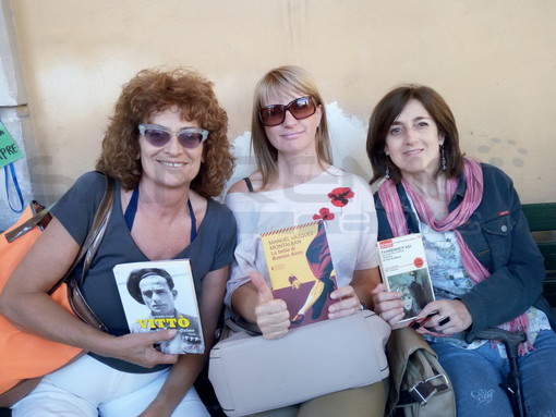 Imperia: per la riapertura della Biblioteca Civica, continua la raccolta di firme in piazza Dante (foto) Imperia: per la riapertura della Biblioteca Civica, continua la raccolta di firme in piazza Dante (foto)