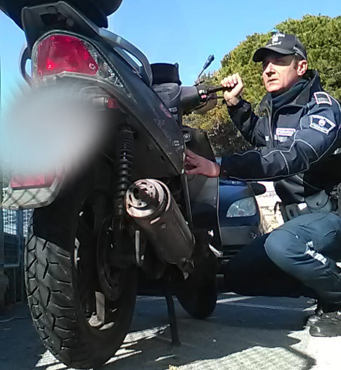 Sanremo: Polizia Locale trova scooter rubato ad un muratore, lui li ringrazia Sanremo: Polizia Locale trova scooter rubato ad un muratore, lui li ringrazia
