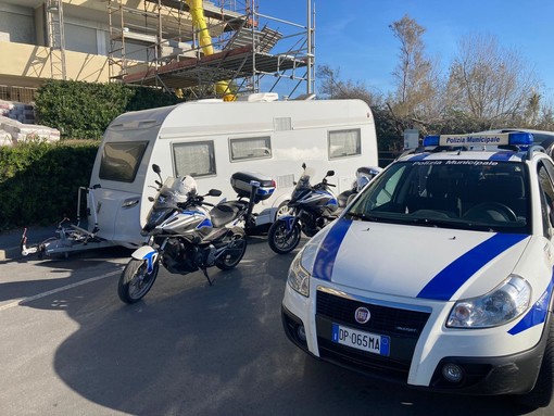 Ventimiglia, rimossa roulotte al Biscione: al suo interno due extracomunitari irregolari (Foto) Ventimiglia, rimossa roulotte al Biscione: al suo interno due extracomunitari irregolari (Foto)