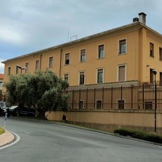 Imperia, detenuto tenta il suicidio in carcere: provvidenziale l'intervento dei poliziotti