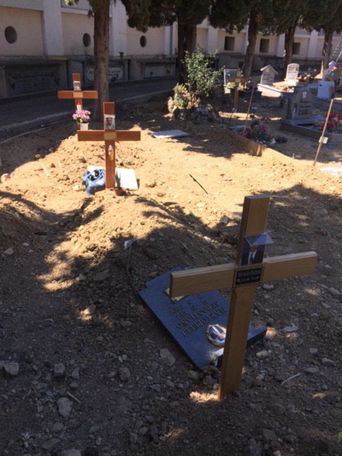 Imperia: risistemazione salme al cimitero di Oneglia, lo sconcerto di un cittadino Imperia: risistemazione salme al cimitero di Oneglia, lo sconcerto di un cittadino