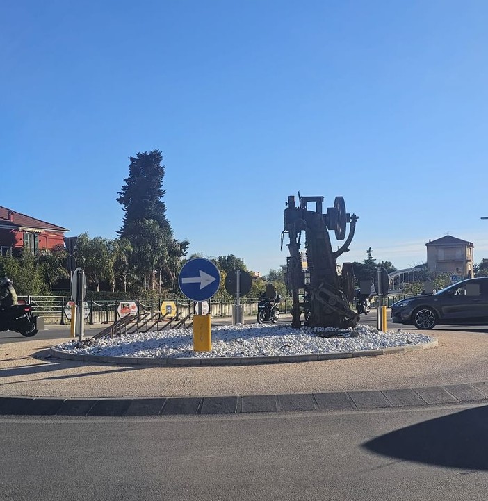 Vallecrosia, la rotonda dalle scuole avrà una fontana: al via i lavori di riqualificazione