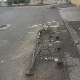Sanremo: rastrelliera per le biciclette distrutta, il M5S chiede l'immediata rimozione Sanremo: rastrelliera per le biciclette distrutta, il M5S chiede l'immediata rimozione
