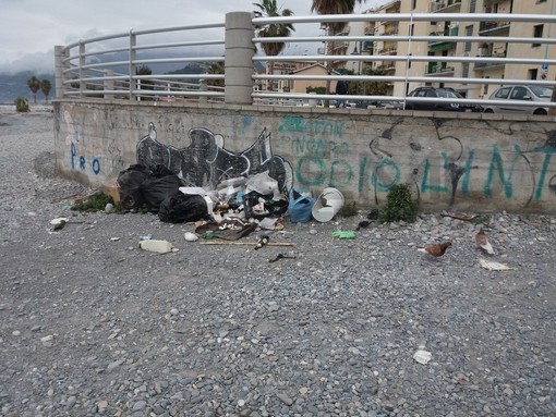 Ventimiglia: spiagge utilizzate come deposito rifiuti, incivili all’opera sul lungomare