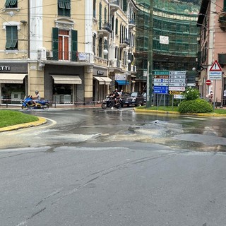 Ventimiglia: grosso tubo si rompe e solleva pezzo di asfalto in largo Torino (foto)
