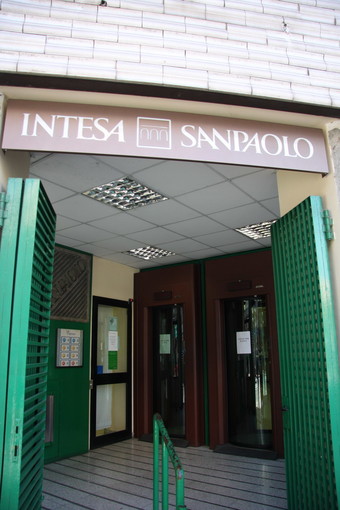 Coronavirus, da domani chiudono le filiali di Intesa Sanpaolo: riceveranno solo su appuntamento
