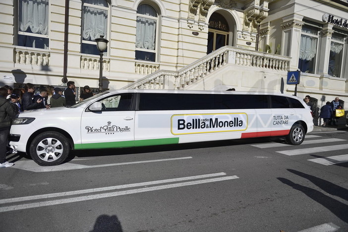 #sanremo2020: lunga limousine di Radio Bella Monella davanti all'hotel Parigi