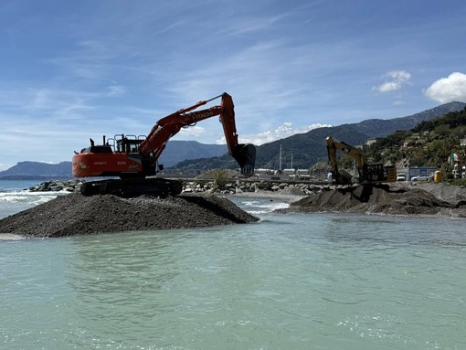 Passerella a Ventimiglia, ruspe in azione: proseguono a ritmo serrato i lavori nel fiume Roia (Foto)