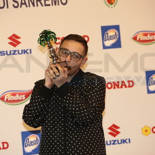 Rocco Hunt con il premio in sala stampa (Foto Duilio Rizzo) Rocco Hunt con il premio in sala stampa (Foto Duilio Rizzo)