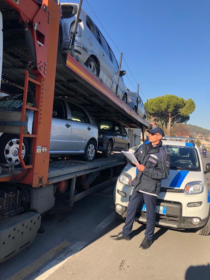 Imperia, contrasto all'abbandono 'selvaggio' delle auto, polizia locale in azione. Gagliano: "La città 'liberata' da oltre 100 mezzi, +40% rispetto al 2020" (foto)