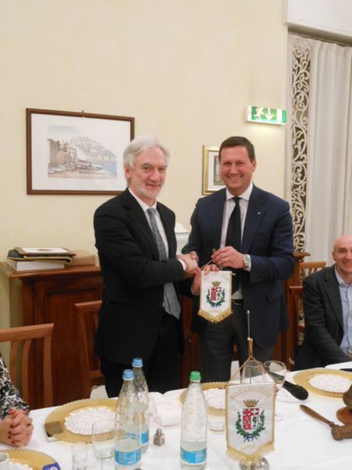 Imperia: grande successo per la presentazione del libro 'Il Partito della Polizia' organizzata dal Rotary Club Imperia: grande successo per la presentazione del libro 'Il Partito della Polizia' organizzata dal Rotary Club