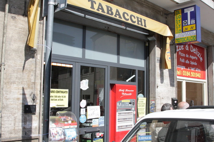 Sanremo: rapina con uno 'sfollagente' oggi pomeriggio ad una tabaccheria di via Martiri, è caccia al malvivente