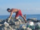 Sanremo, esempio di civiltà: turista torinese ripulisce gli scogli della spiaggia Oasis Sanremo, esempio di civiltà: turista torinese ripulisce gli scogli della spiaggia Oasis