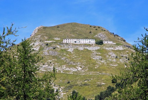Pigna: due escursionisti sono caduti in un canalone sul monte Grai, mobilitazione di soccorsi Pigna: due escursionisti sono caduti in un canalone sul monte Grai, mobilitazione di soccorsi