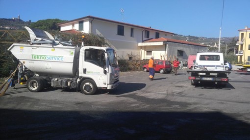 Imperia: blitz della Polizia Municipale in via Littardi, rimosse una decina di auto abbandonate (foto e video)