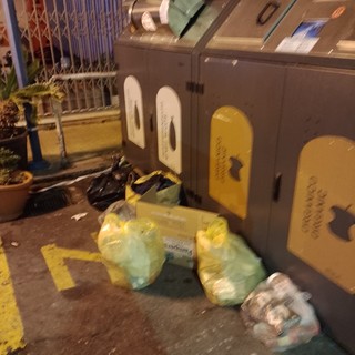 Sanremo, "spazzatura abbandonata a terra dall'ecoisola al Polo Nord": la segnalazione (Foto)