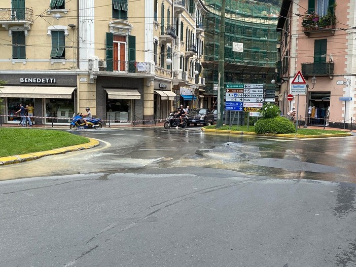 Ventimiglia: grosso tubo si rompe e solleva pezzo di asfalto in largo Torino (foto)
