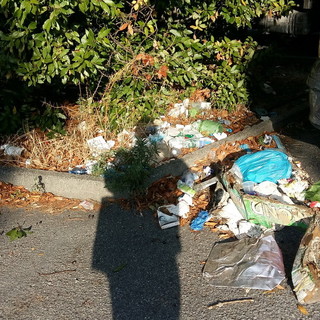 Sanremo: rifiuti nel parcheggio dell'ospedale Borea, la segnalazione con foto di una lettrice