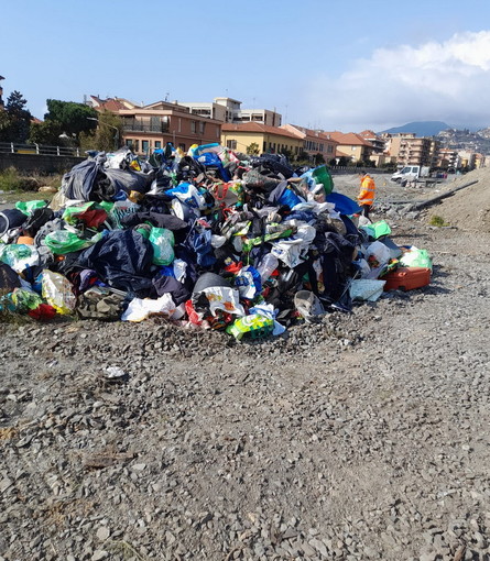 Ventimiglia: prima raccolta dei rifiuti nella zona in cui sorgeranno 1.100 parcheggi Ventimiglia: prima raccolta dei rifiuti nella zona in cui sorgeranno 1.100 parcheggi