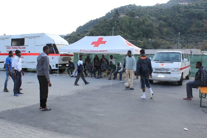 Ventimiglia: numeri in leggero calo al Campo Roja a causa delle interruzioni sulla linea ferroviaria, migranti al coperto anche grazie a due nuove tende Ventimiglia: numeri in leggero calo al Campo Roja a causa delle interruzioni sulla linea ferroviaria, migranti al coperto anche grazie a due nuove tende