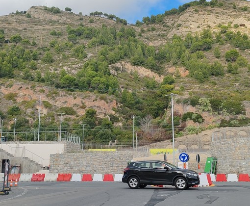 Ventimiglia, lavori alla rotatoria di corso Genova: cambia la viabilità