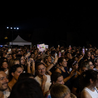 Sanremo, notte di Ferragosto da record: i Bnkr 44 alla 'One Night Summer Hits', in serata lo spettacolo dei fuochi. Città già sold out