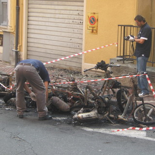 Imperia: incendiati quattro motoveicoli in via Pirinoli