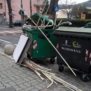 Ventimiglia: rifiuti ingombranti nel cassonetto, un gesto di inciviltà che non passa inosservato. 'Beccato' l'autore Ventimiglia: rifiuti ingombranti nel cassonetto, un gesto di inciviltà che non passa inosservato. 'Beccato' l'autore
