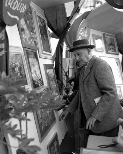 Antonio Rubino in piazza Bresca nei primi anni sessanta