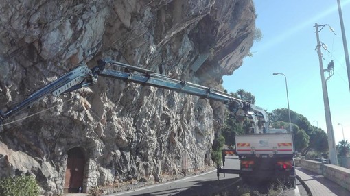 Difesa del Suolo, Assessore Regionale Giampedrone: “Oggi riapertura anticipata della strada statale Aurelia nei pressi di Ventimiglia” Difesa del Suolo, Assessore Regionale Giampedrone: “Oggi riapertura anticipata della strada statale Aurelia nei pressi di Ventimiglia”