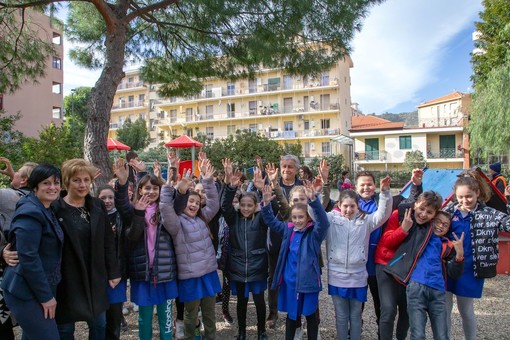 Arma di Taggia: il parco giochi del Viale delle Palme è stato restituito alla comunità, ecco che cosa è stato fatto in queste settimane Arma di Taggia: il parco giochi del Viale delle Palme è stato restituito alla comunità, ecco che cosa è stato fatto in queste settimane