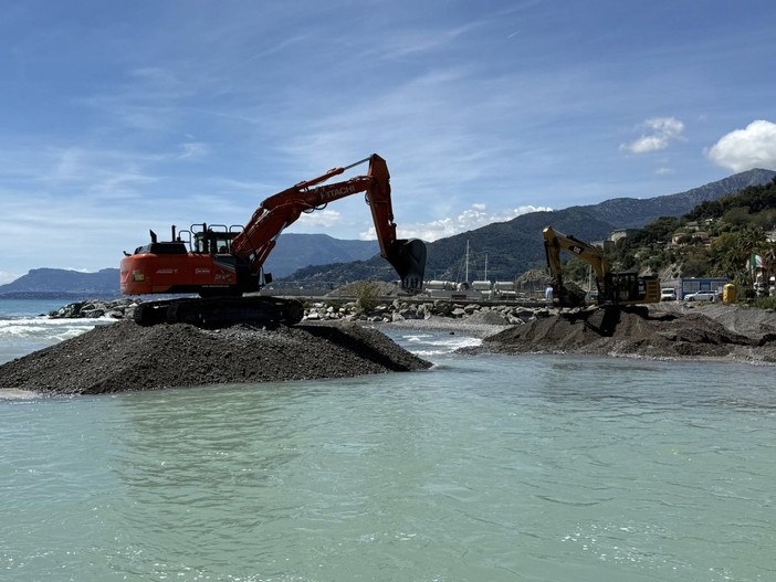 Passerella a Ventimiglia, ruspe in azione: proseguono a ritmo serrato i lavori nel fiume Roia (Foto)