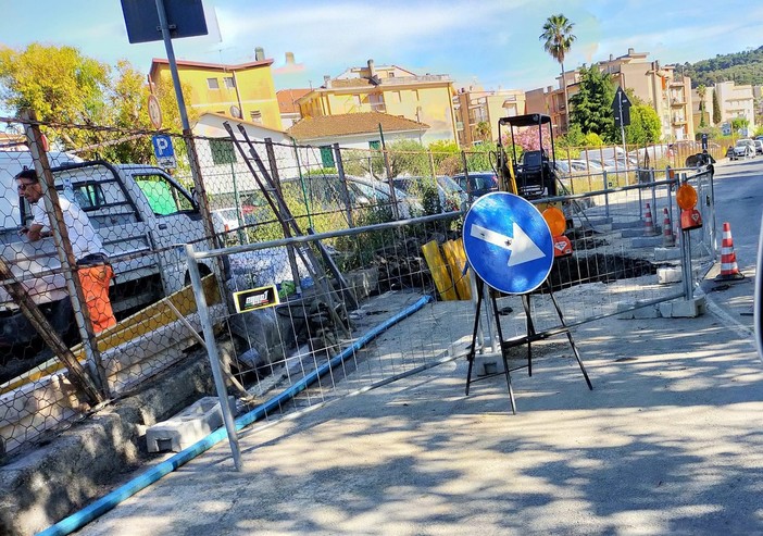 Diano Marina, ennesima rottura dell'acquedotto: dalle 21.30 sospesa l'erogazione in tutto il Golfo dianese (foto) Diano Marina, ennesima rottura dell'acquedotto: dalle 21.30 sospesa l'erogazione in tutto il Golfo dianese (foto)