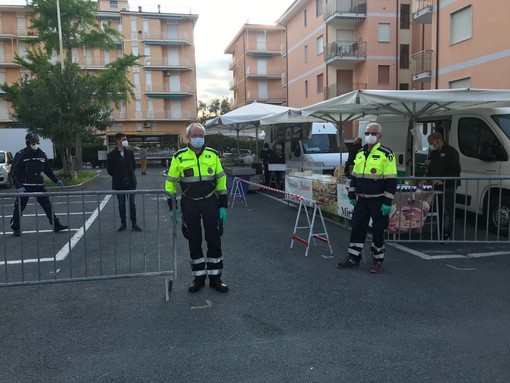 San Bartolomeo al Mare: con una buona la affluenza, riaperto questa mattina in Piazza Andrea Doria il Mercato alimentare settimanale